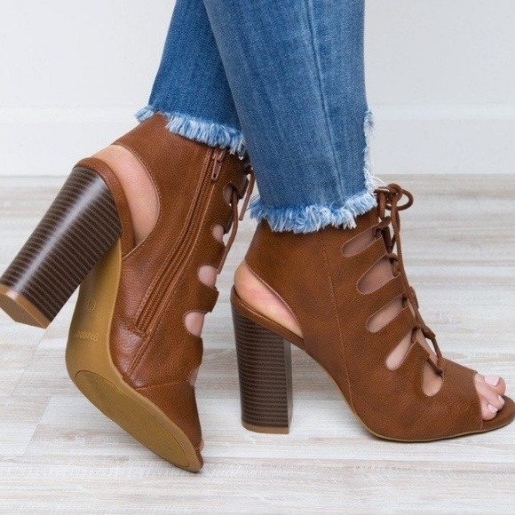 BAMBOO Shoes - Bamboo Brown Lace Up Block Heel NWT